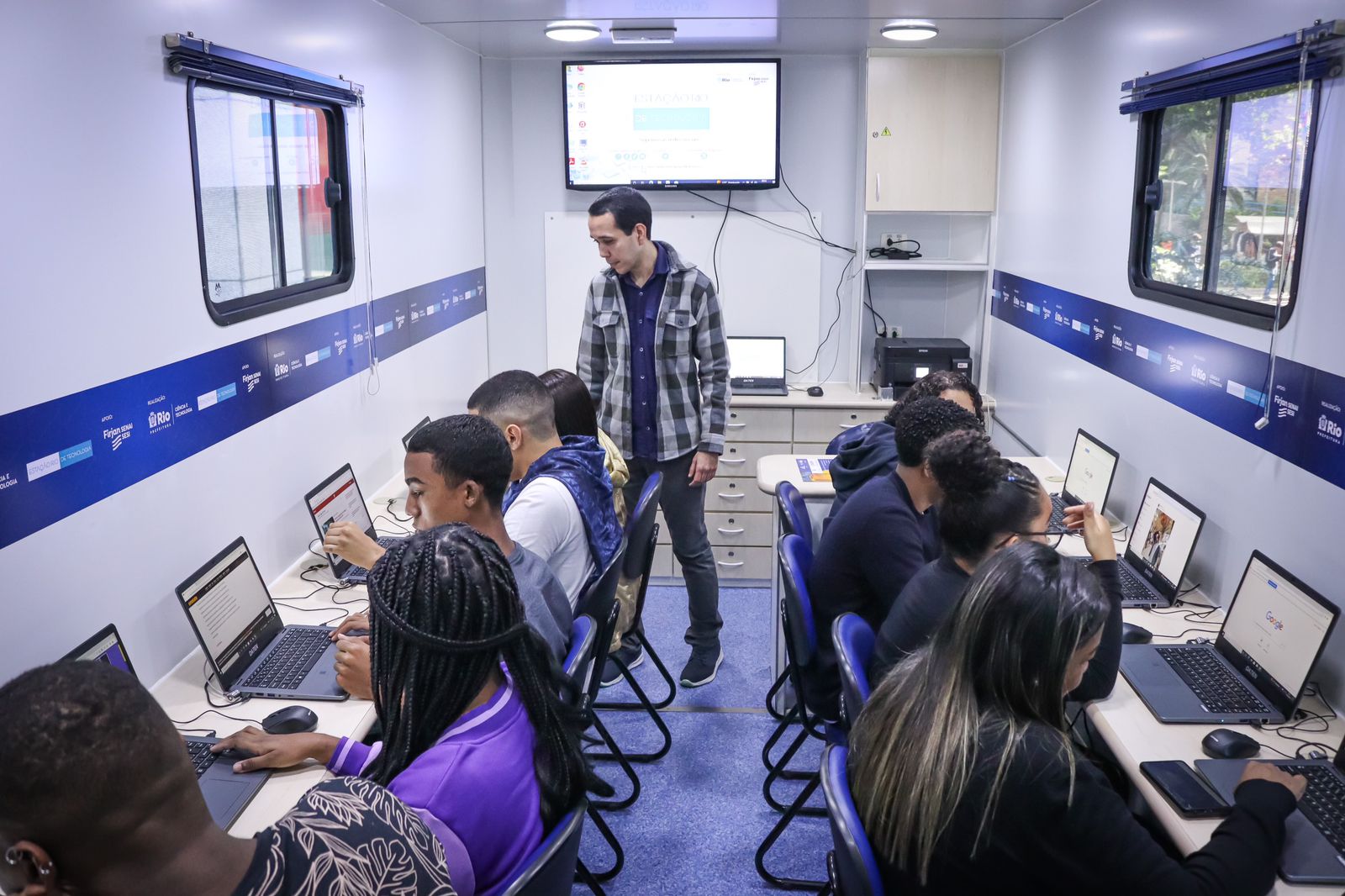 Estação Rio de Tecnologia chega a Vigário Geral e à Pavuna com oficinas de inclusão digital - Prefeitura da Cidade do Rio de Janeiro
