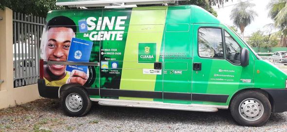 Prefeitura de Cuiab | Van do Sine da Gente leva oportunidades de emprego comunidade do bairro Tancredo Neves e regio