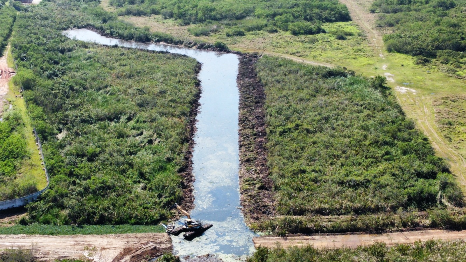 Canal do Portelo, em Vargem Pequena, recebe serviços de limpeza da Prefeitura - Prefeitura da Cidade do Rio de Janeiro