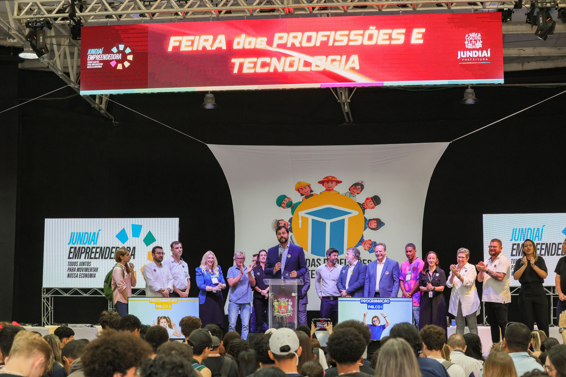 Prefeito recebe presidente da Foxconn na abertura da 1ª Feira das Profissões e Tecnologia