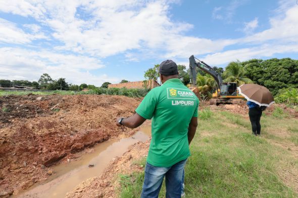 Prefeitura de Cuiab | Cuiab prioriza a limpeza dos crregos e orienta a populao a cooperar para evitar a poluio destas reas