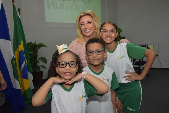 Prefeitura de Cuiab | Primeira-dama Mrcia Pinheiro entrega os primeiros culos da edio 2023 do projeto 'Enxergar Humanizar'