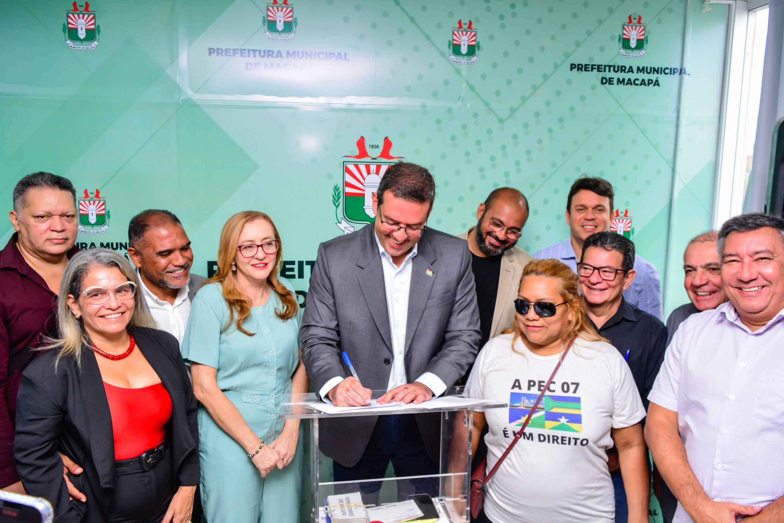 Prefeitura sanciona lei de valorização para servidores do Ex-Território Federal – Prefeitura Municipal de Macapá