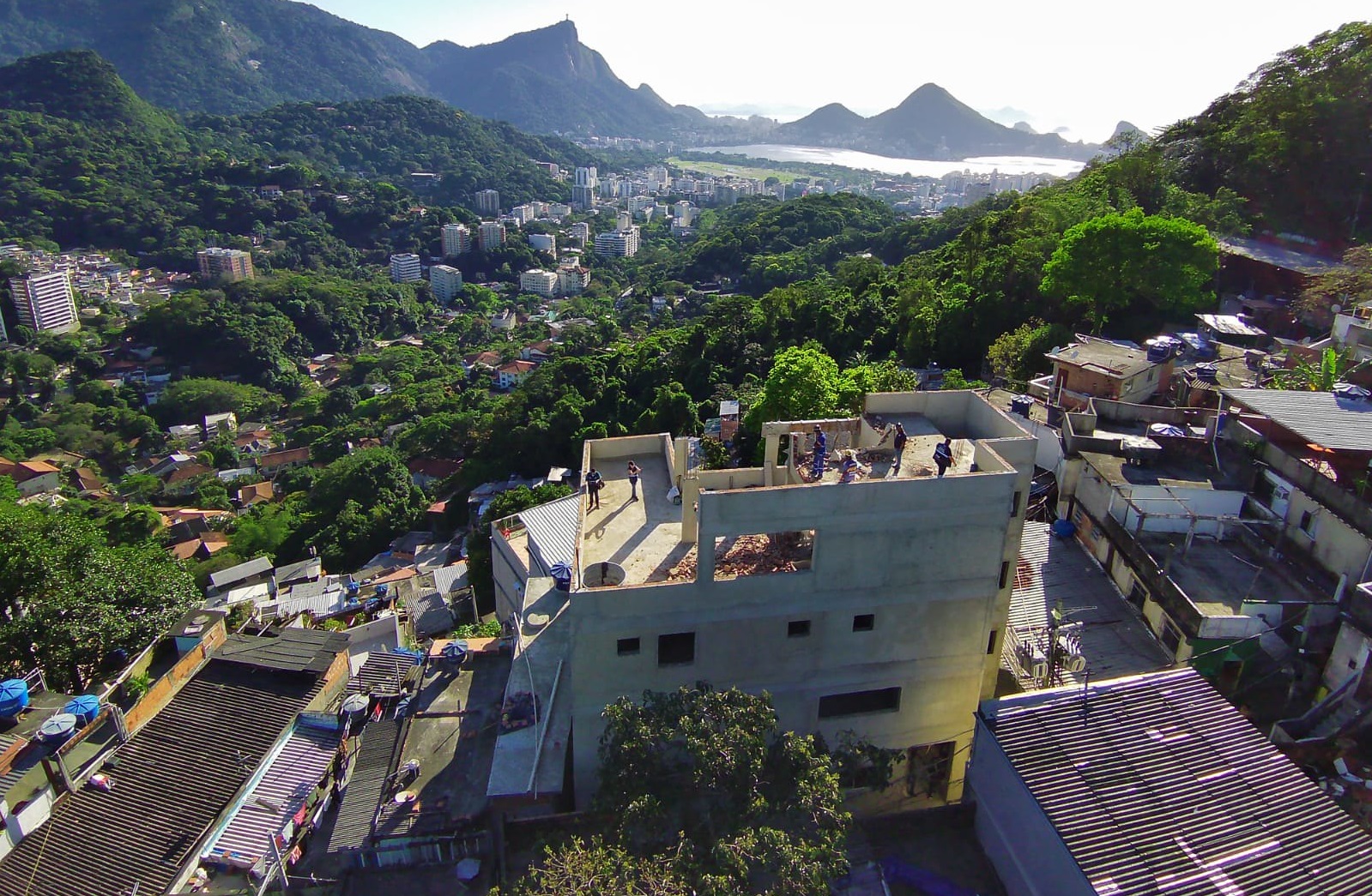 Seop e Gaeco realizam demolição de mansão com investimento de R$ 2,5 milhões na Rocinha - Prefeitura da Cidade do Rio de Janeiro