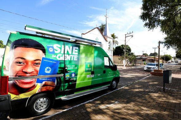 Prefeitura de Cuiab | Van do Sine da Gente leva oportunidades de emprego comunidade do bairro Residencial Coxip e regio