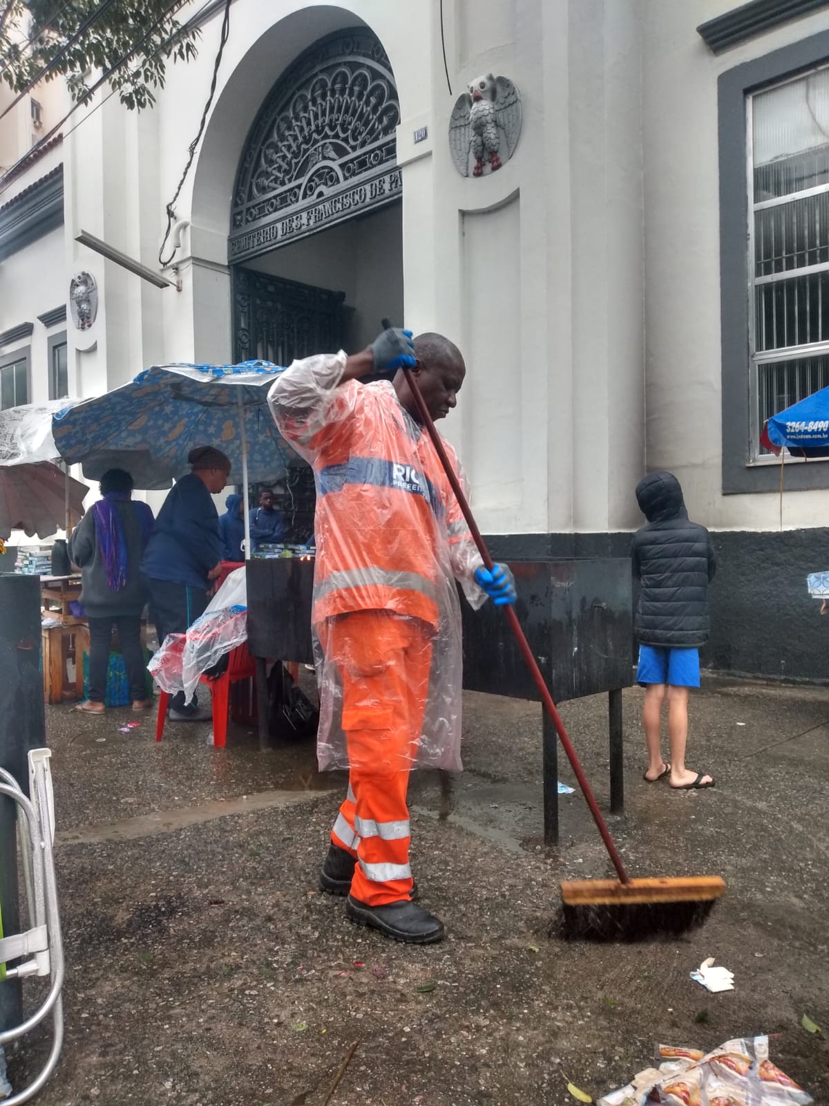 Comlurb intensifica limpeza nas imediações de cemitérios para o Dia de Finados - Prefeitura da Cidade do Rio de Janeiro
