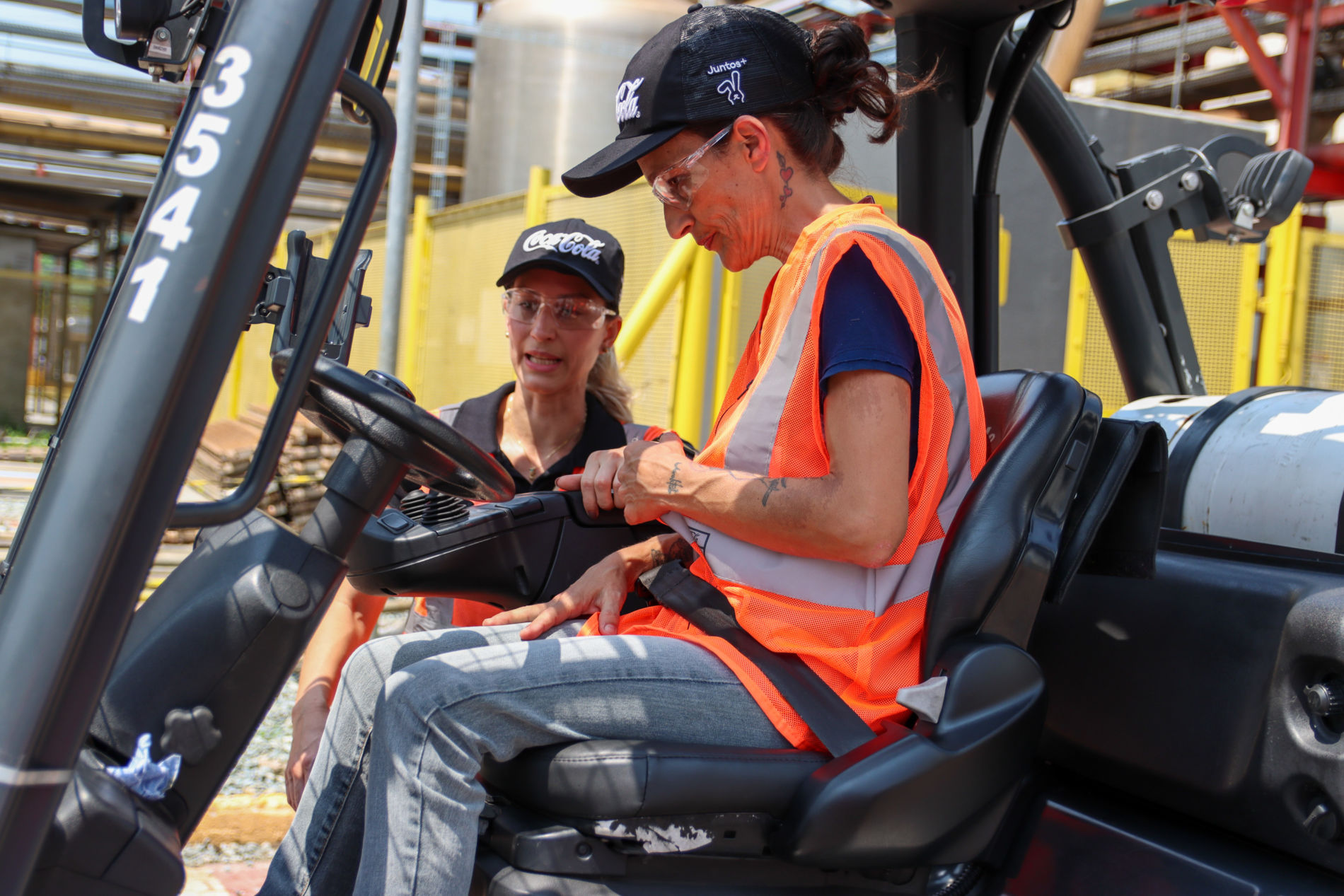 Funss e Coca-Cola FEMSA formam primeira turma de operadoras de empilhadeira