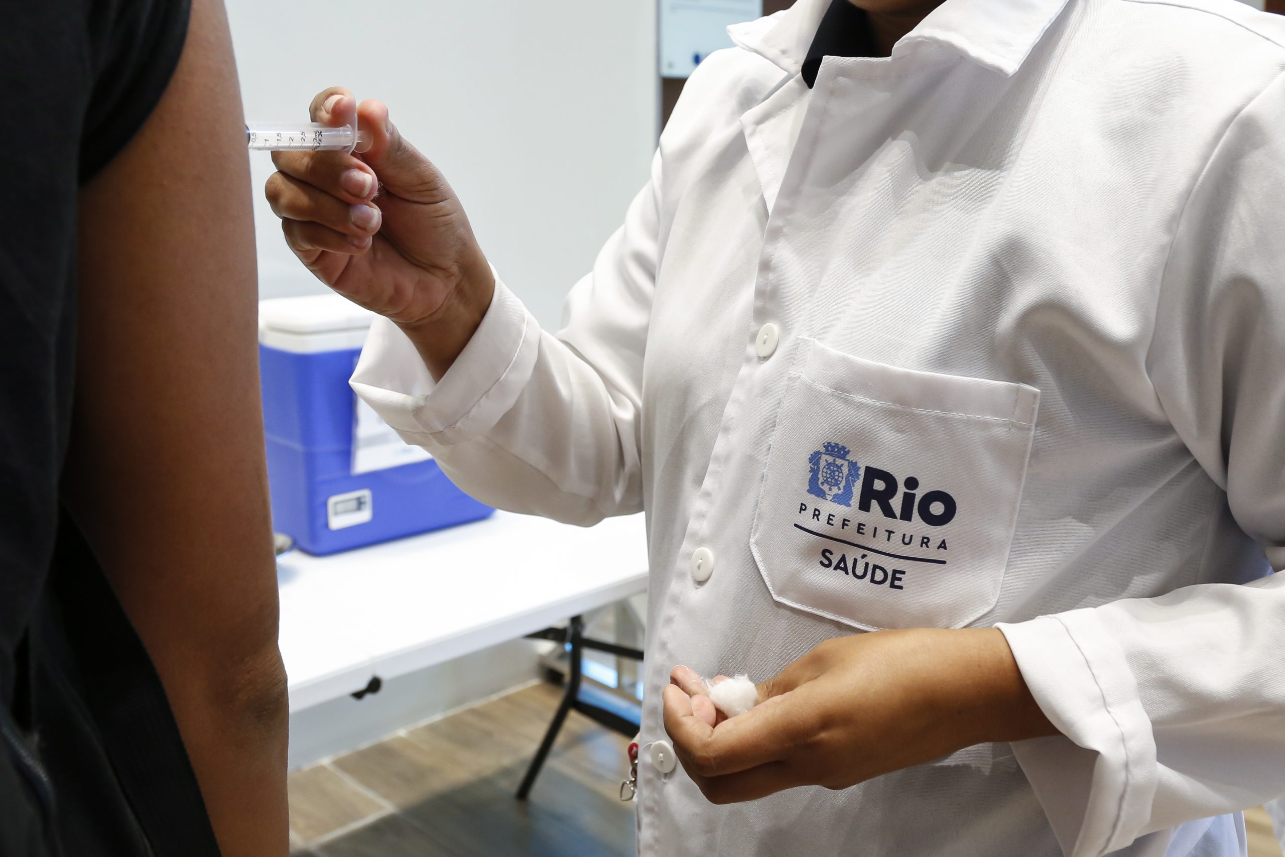 Secretaria de Saúde inicia vacinação contra a dengue em adolescentes de 13 e 14 anos - Prefeitura da Cidade do Rio de Janeiro