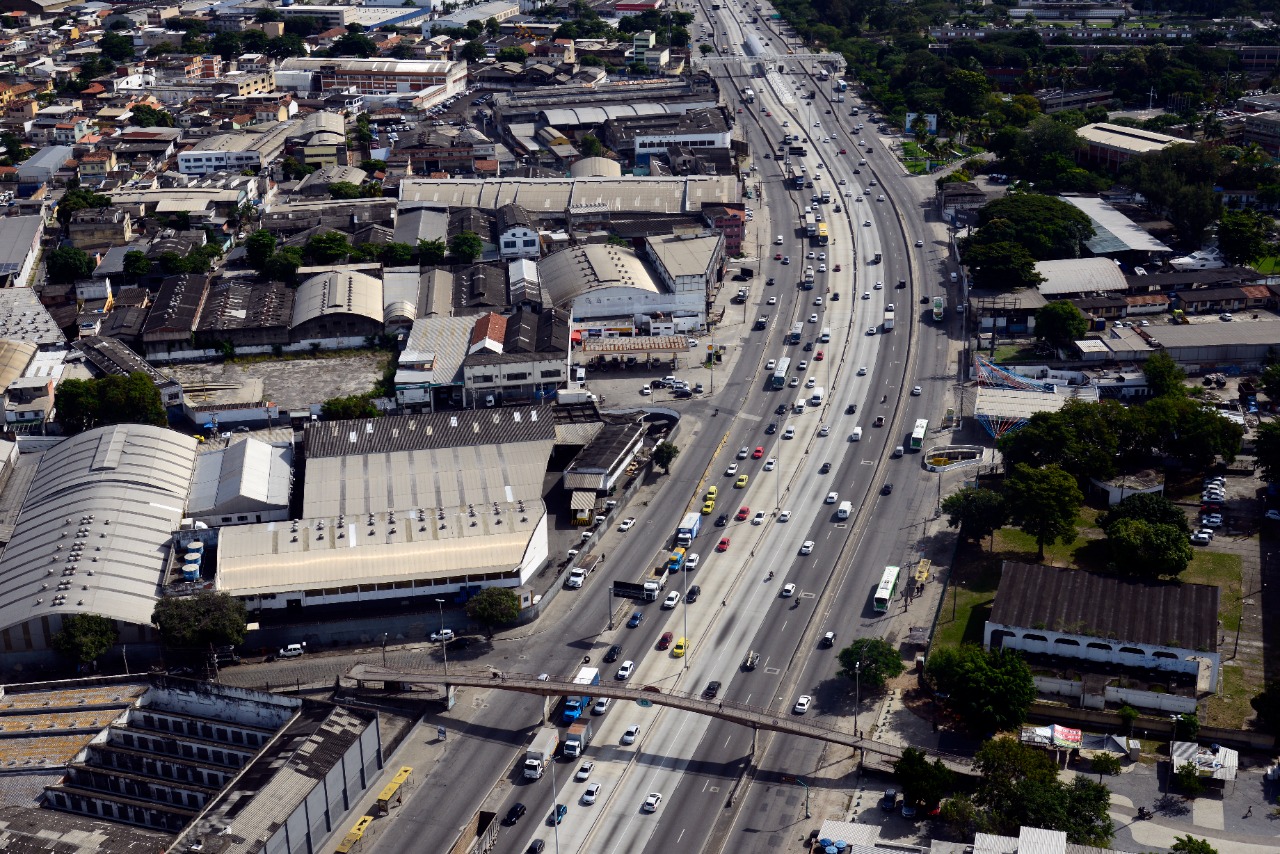 Avenida Brasil: adiada a restrição de horário para circulação de caminhões - Prefeitura da Cidade do Rio de Janeiro