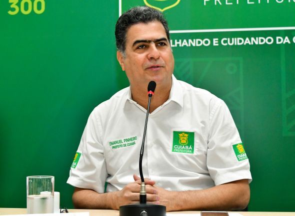 Prefeitura de Cuiab | Prefeito, sensibilizado, atende mes e determina novas medidas para reorganizao da demanda escolar