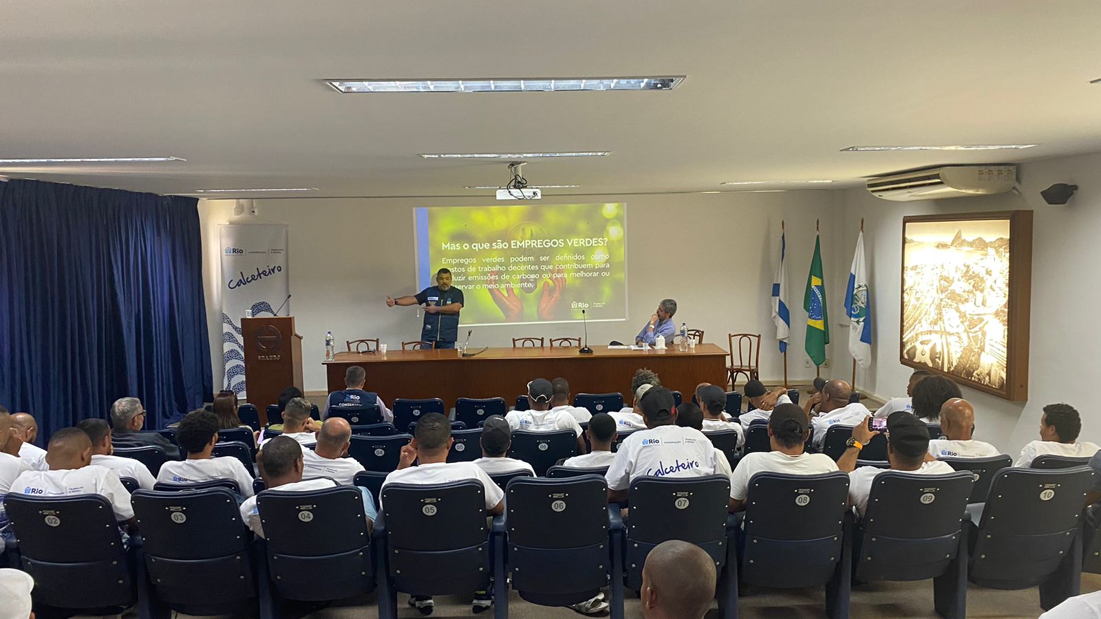 Alunos de curso para calceteiros aprendem a conservar calçadas que contribuem inclusive para o turismo do Rio - Prefeitura da Cidade do Rio de Janeiro