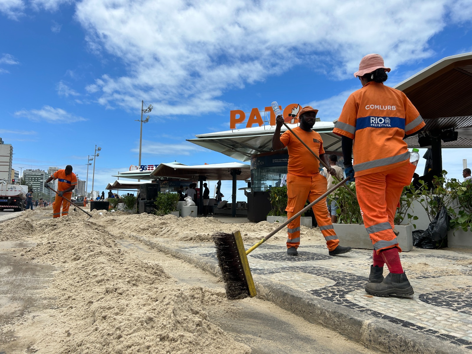 Comlurb faz limpeza das praias da cidade após forte ressaca - Prefeitura da Cidade do Rio de Janeiro