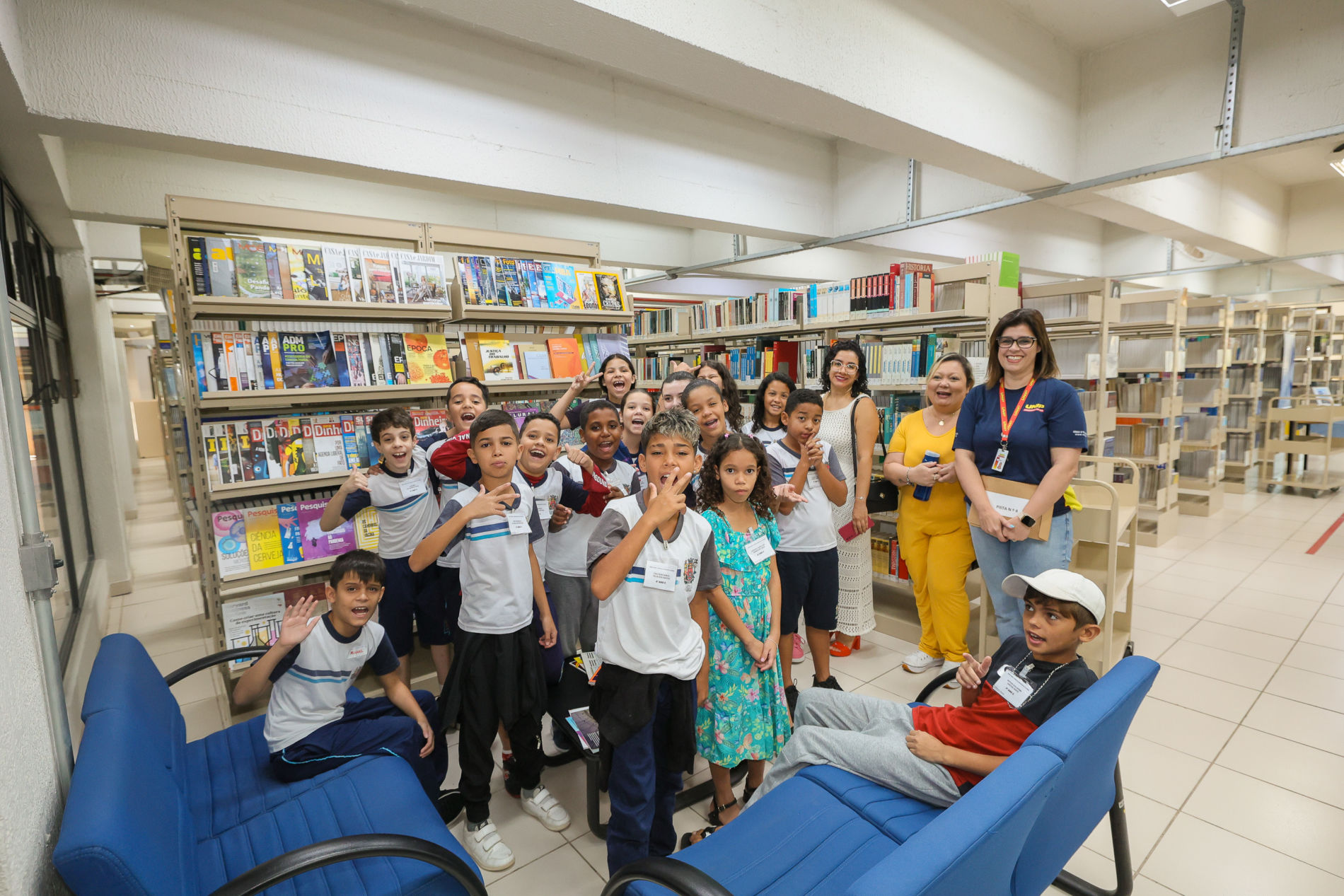 Estudantes do Jardim Guanabara visitam universidade para vivência em biblioteca
