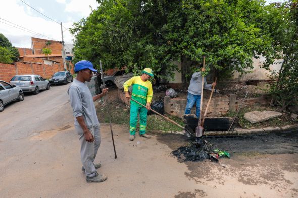 Prefeitura de Cuiab | Equipes da Secretaria de Obras realizam limpeza de bueiros em Cuiab