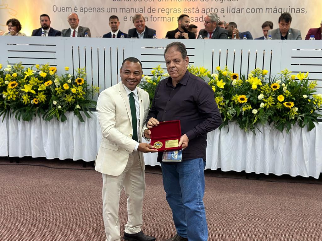 Secretário Municipal de Segurança recebe a Medalha Dr. José Bento Ribeiro Dantas em Sessão Solene Comemorativa aos 28 anos de Búzios