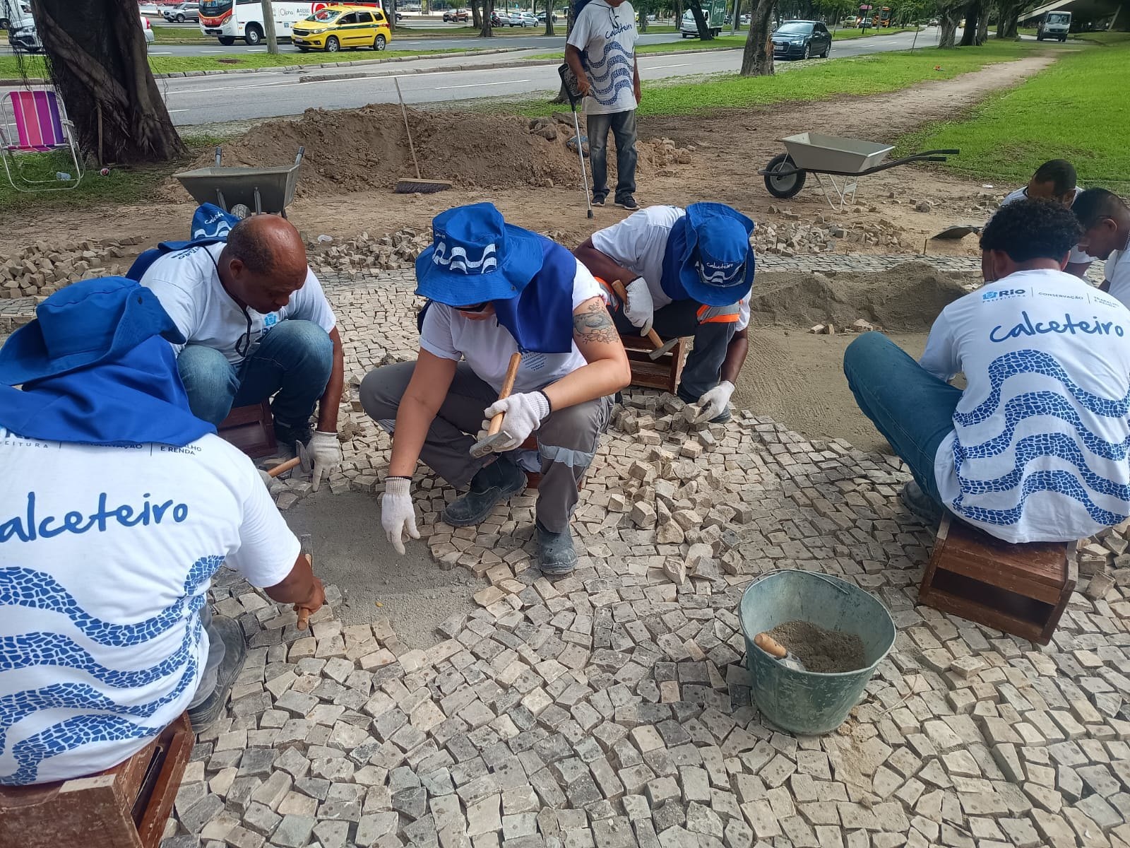 Curso de calceteiros forma 44 profissionais especializados na arte de trabalhar com pedras portuguesas - Prefeitura da Cidade do Rio de Janeiro