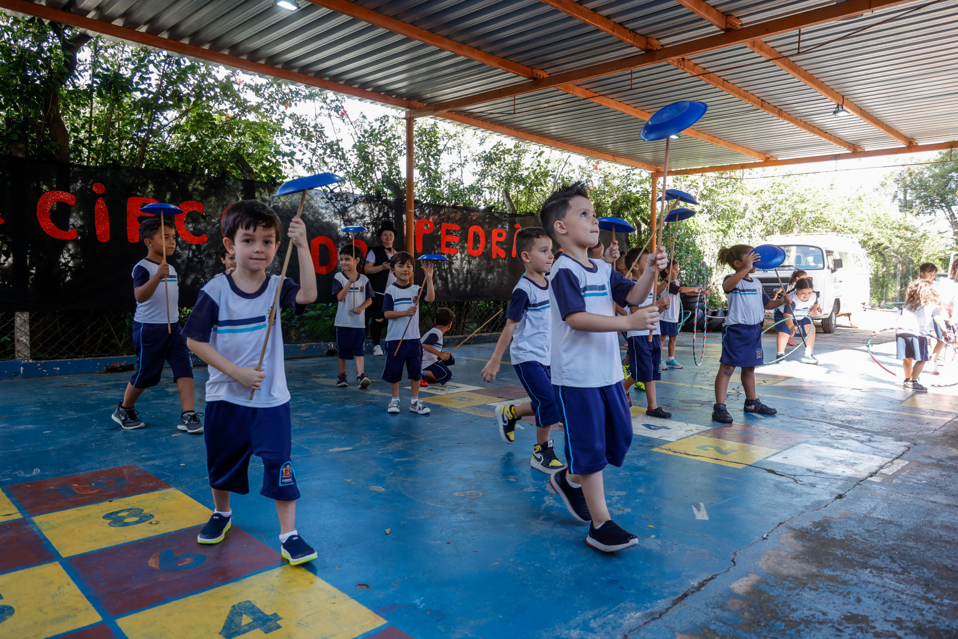 Espetáculo para as famílias conclui práticas circenses na Emeb Pedro Raymundo