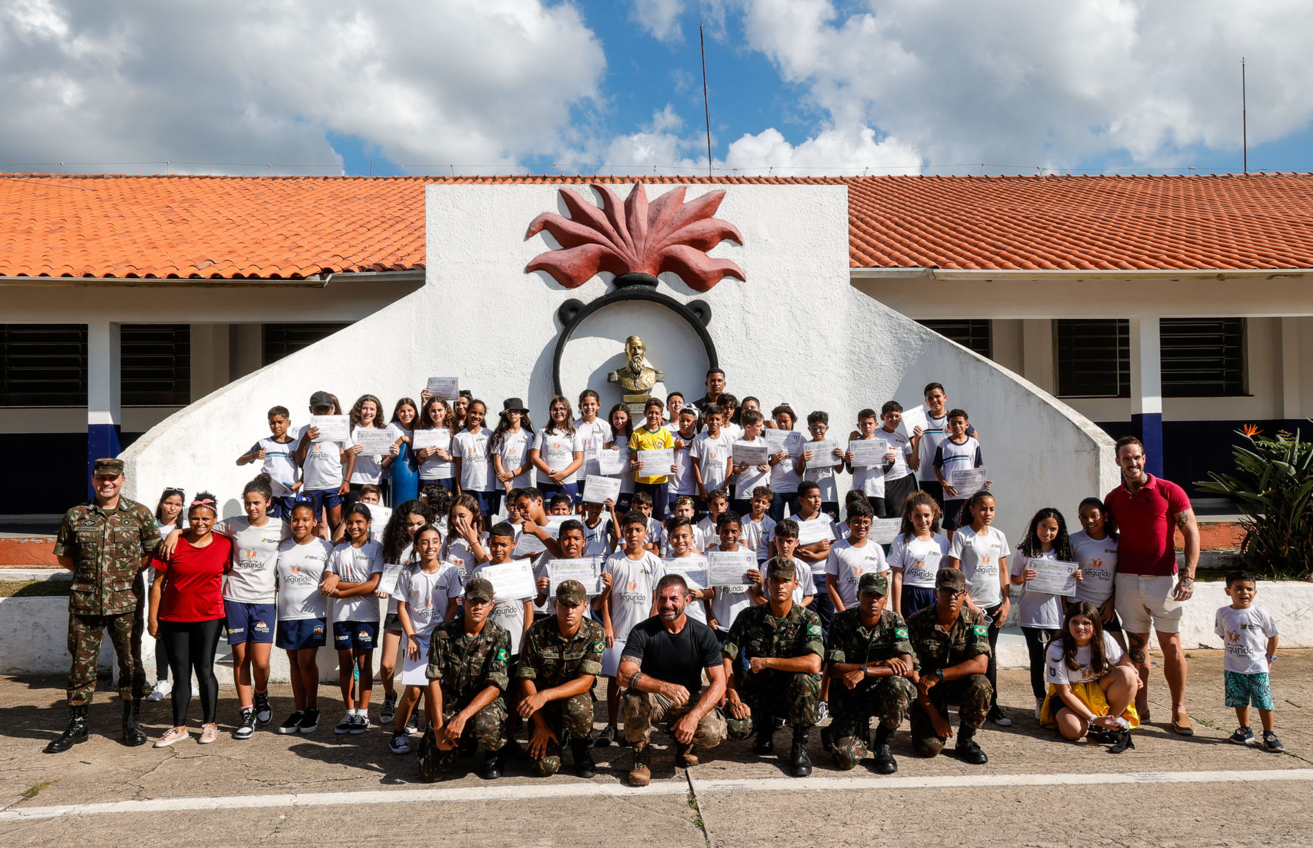Famílias acompanham formatura de projeto para crianças realizado em parceria com o 12º GAC