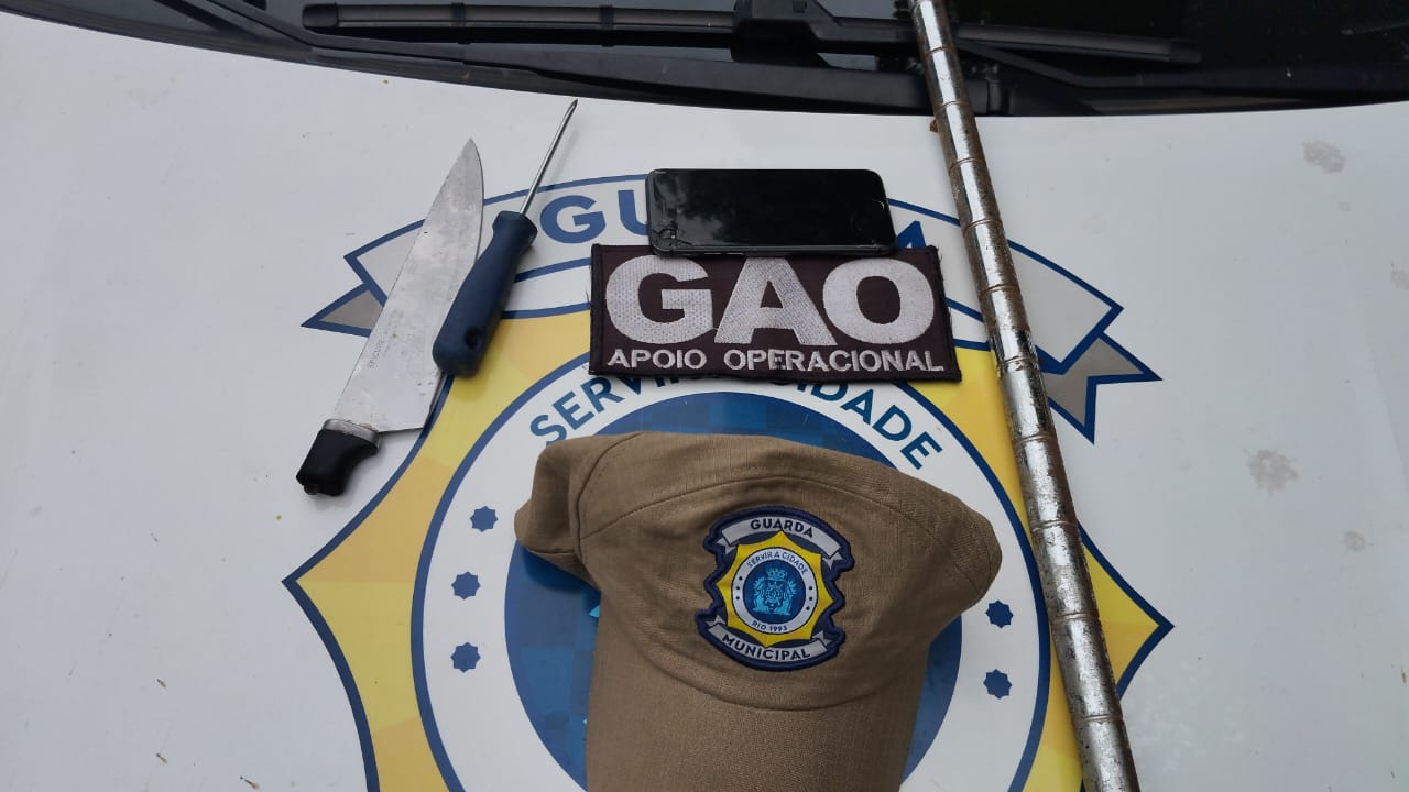 Guardas conduzem dois homens em situação de rua para delegacia após tentativa de agressão e resistência na Praça Paris - Prefeitura da Cidade do Rio de Janeiro