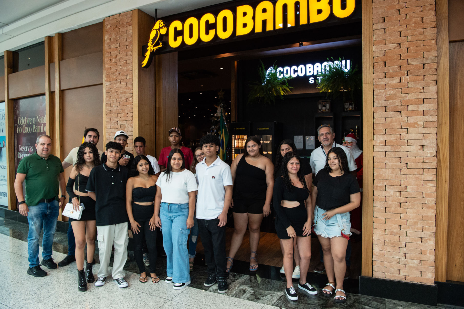 Jovens do Projeto “Ressignificando Histórias” participam de almoço de confraternização
