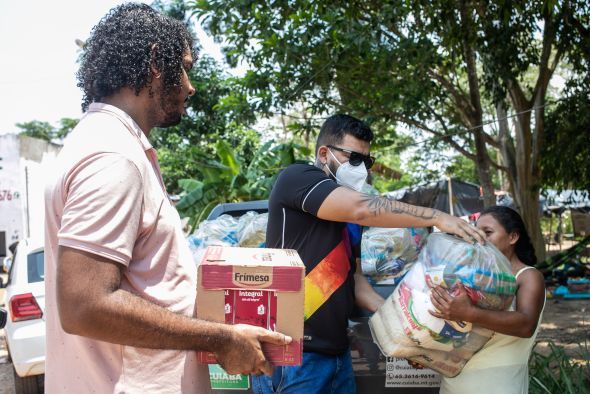 Prefeitura de Cuiab | Assistncia Social realiza a entrega de benefcios eventuais para famlias indgenas venezuelanas