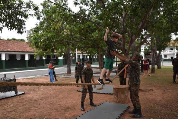 Prefeitura de Cuiab | Estudante da EMEB Ulisses Guimares realiza sonho de conhecer um quartel do Exrcito Brasileiro