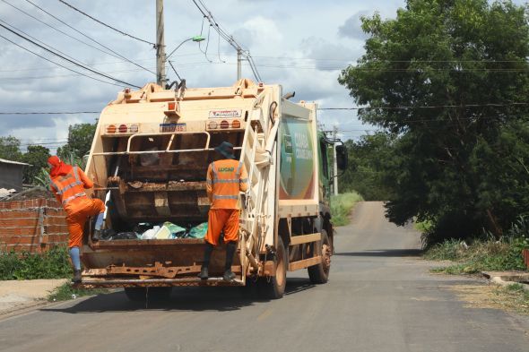 Prefeitura de Cuiab | Limpurb orienta populao sobre descarte de lixo no feriado natalino