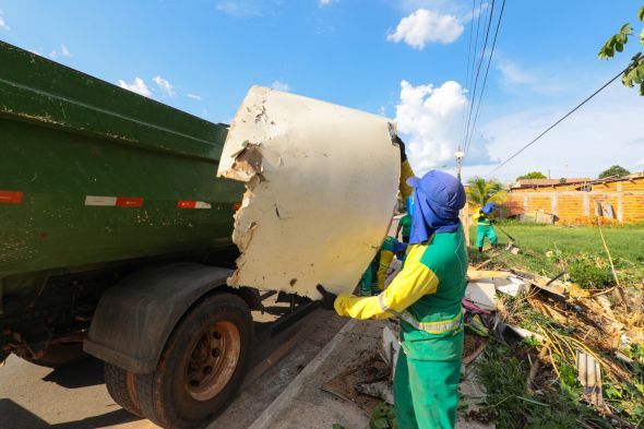 Prefeitura de Cuiab | Limpurb realiza limpeza em crregos duas vezes por ano e refora pedido para auxlio da populao para conservao