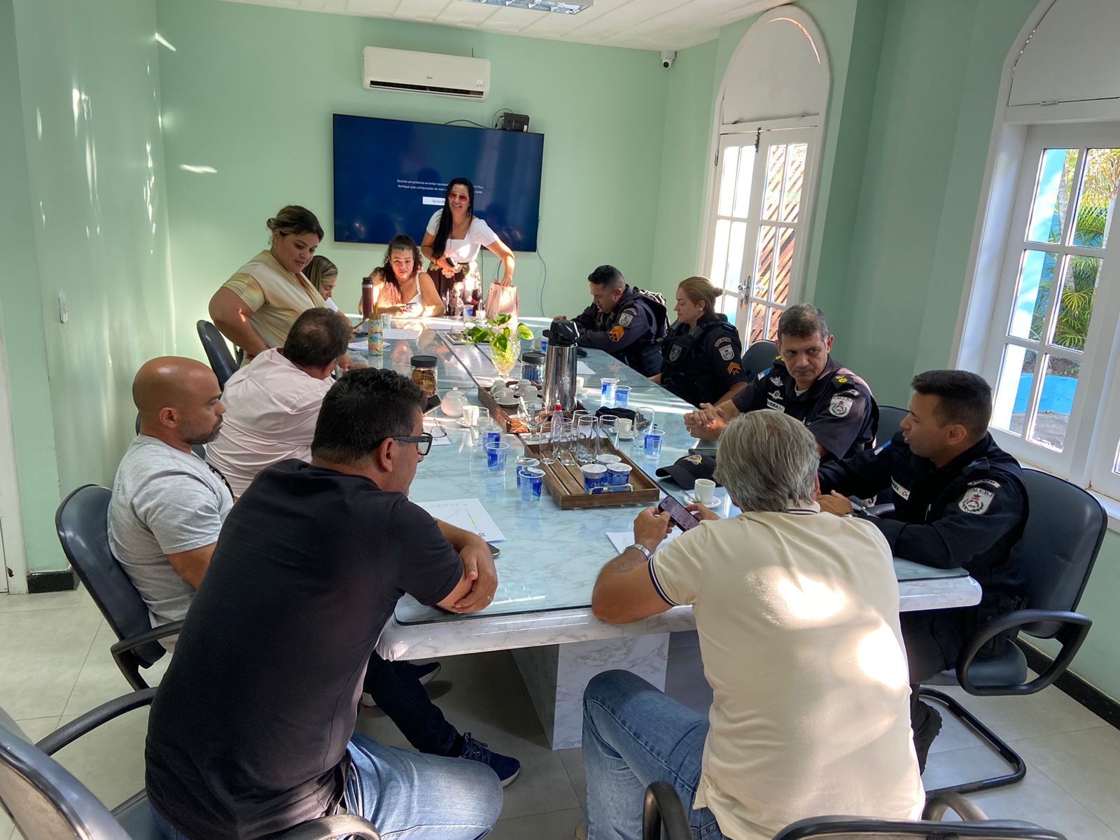 REUNIÃO NO GABINETE DO PREFEITO DE BÚZIOS: UNIÃO DE ESFORÇOS PARA O FORTALECIMENTO DA SEGURANÇA PÚBLICA