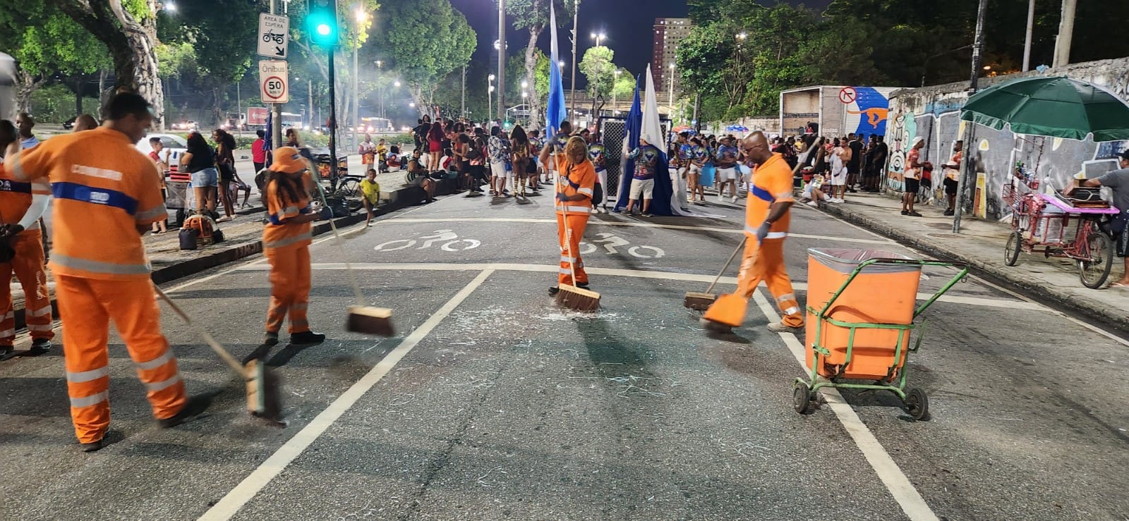 Carnaval 2024: Comlurb prepara esquema de limpeza para ensaios técnicos no Sambódromo - Prefeitura da Cidade do Rio de Janeiro