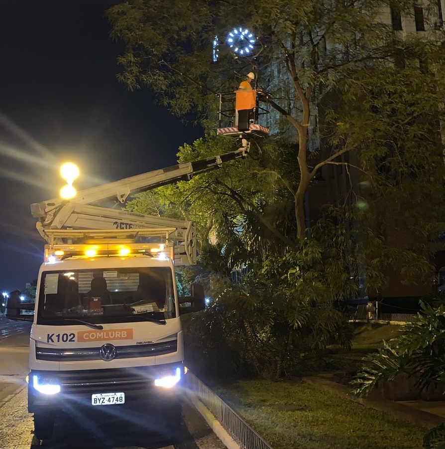 Comlurb faz podas de árvores no roteiro dos carros alegóricos até o Sambódromo - Prefeitura da Cidade do Rio de Janeiro