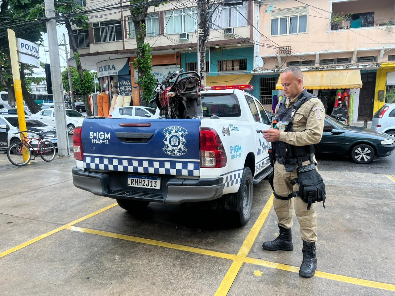 Guardas municipais flagram motociclista circulando na calçada, com placa adulterada e sem documentação em Bangu - Prefeitura da Cidade do Rio de Janeiro
