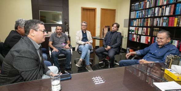 Prefeitura de Cuiab | A pedido do prefeito Emanuel Pinheiro, equipe da Secretaria de Sade alinha parceria com o desembargador Orlando Perri, reforando o cuidado aos usurios do SUS