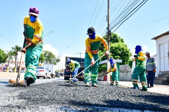 Prefeitura de Cuiab | Equipes de tapa-buracos atuam nas avenidas Repblica do Libano e das Torres