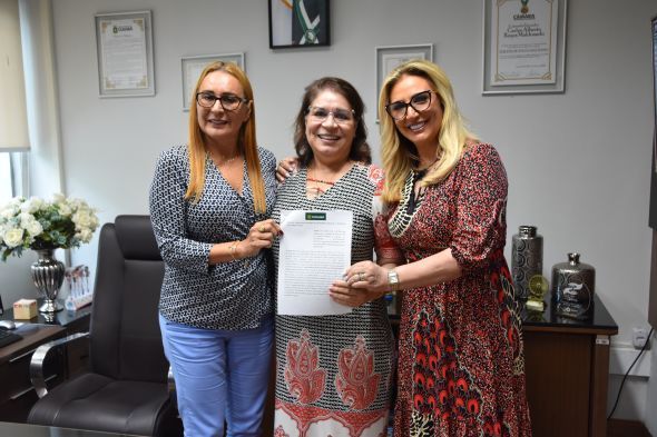 Prefeitura de Cuiab | Primeira-dama Mrcia Pinheiro participa da assinatura do termo de cesso de servidores para o atendimento de crianas acolhidas nas Casas Lares