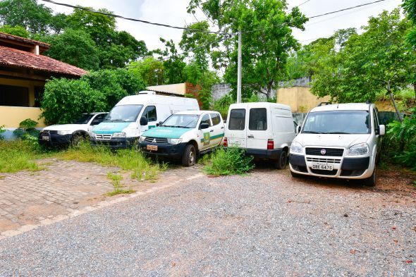 Prefeitura de Cuiab | Secretrio-adjunto vistoria sede da Vigilncia em Sade e determina solues para frota de 12 veculos abandonados pelo gabinete de interveno do Estado