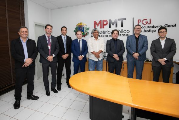 Prefeitura de Cuiab | Secretrio de Sade e equipe se renem com procurador-geral de Justia e reforam aes j implementadas na capital