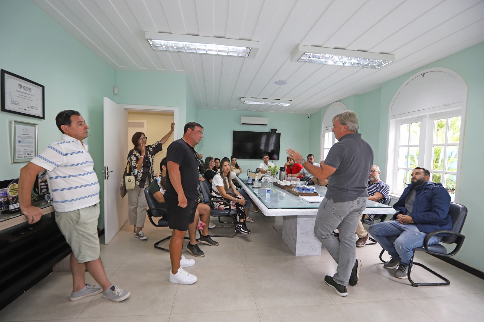 Reunião com comerciantes define detalhes do ordenamento urbano pós revitalização no centro de Búzios