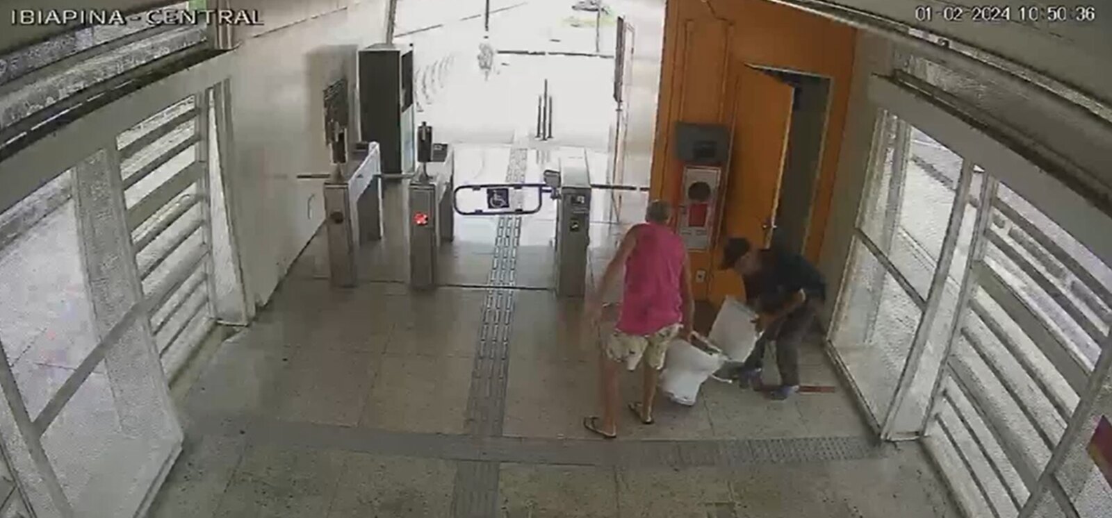 BRT Seguro prende idoso que furtou vaso sanitário na estação Ibiapina - Prefeitura da Cidade do Rio de Janeiro