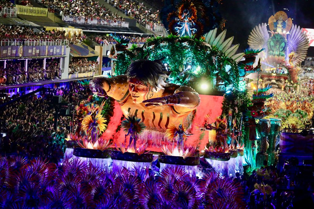 Blocos de rua e desfiles na Marquês de Sapucaí atraem milhares de foliões no domingo de carnaval - Prefeitura da Cidade do Rio de Janeiro