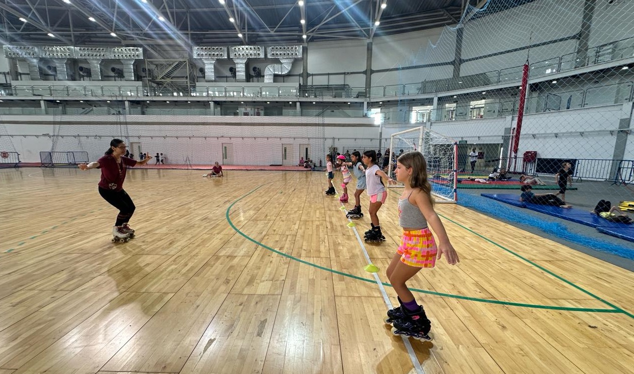Cariocas aprendem patinação artística com aula gratuita no Parque Olímpico da Barra da Tijuca - Prefeitura da Cidade do Rio de Janeiro