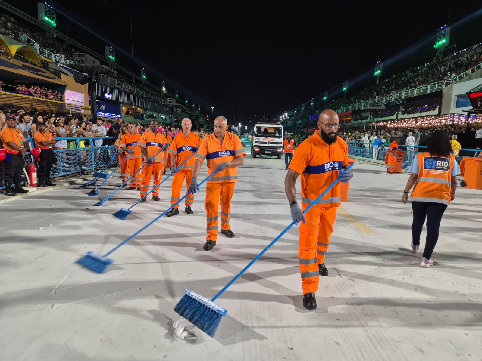 Carnaval: veja as ações dos órgãos municipais no primeiro dia de desfiles na Marquês de Sapucaí - Prefeitura da Cidade do Rio de Janeiro