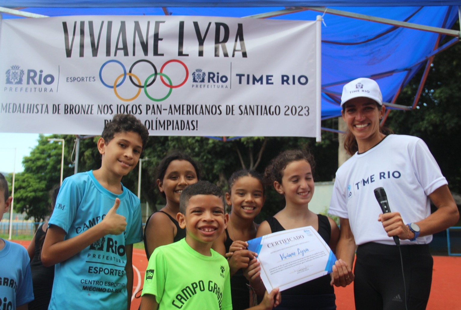Centro Esportivo Miécimo da Silva recebe visita de Viviane Lyra, da marcha atlética - Prefeitura da Cidade do Rio de Janeiro