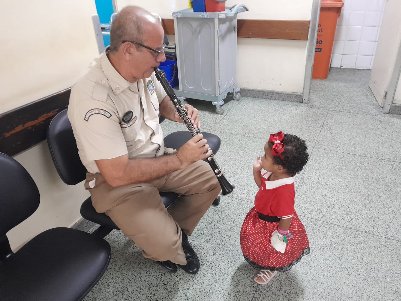 Guarda Municipal promove bailinho de carnaval e leva alegria às crianças da pediatria do Hospital Salgado Filho - Prefeitura da Cidade do Rio de Janeiro
