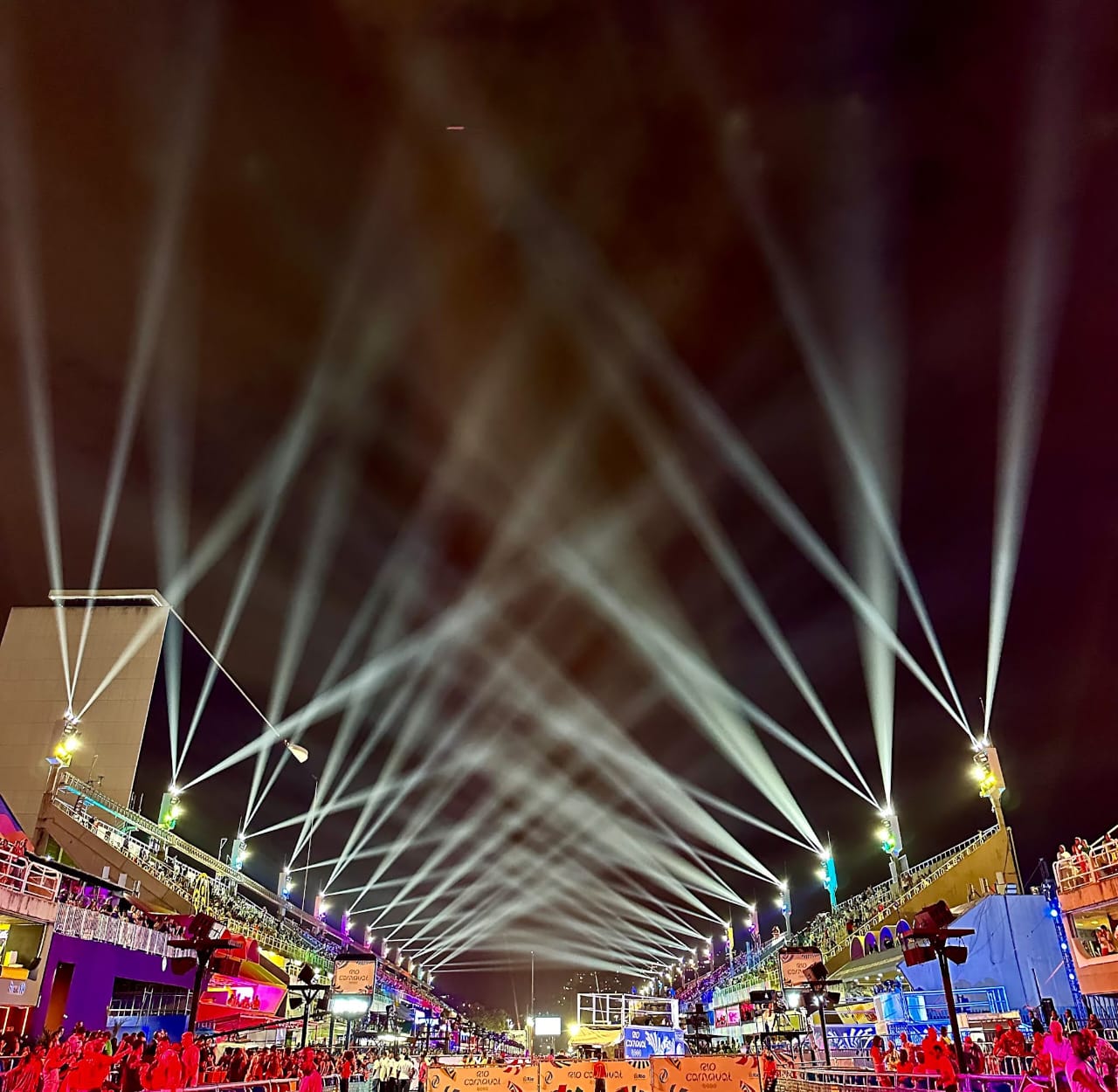 Iluminação cênica deve ser destaque nos desfiles do Carnaval 2024 na Marquês de Sapucaí - Prefeitura da Cidade do Rio de Janeiro
