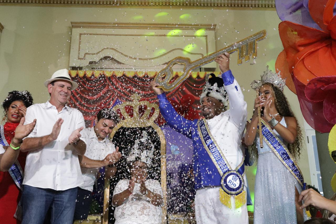 Prefeito faz a coroação e entrega a chave da cidade ao Rei Momo, que declara oficialmente aberto o Carnaval 2024 - Prefeitura da Cidade do Rio de Janeiro