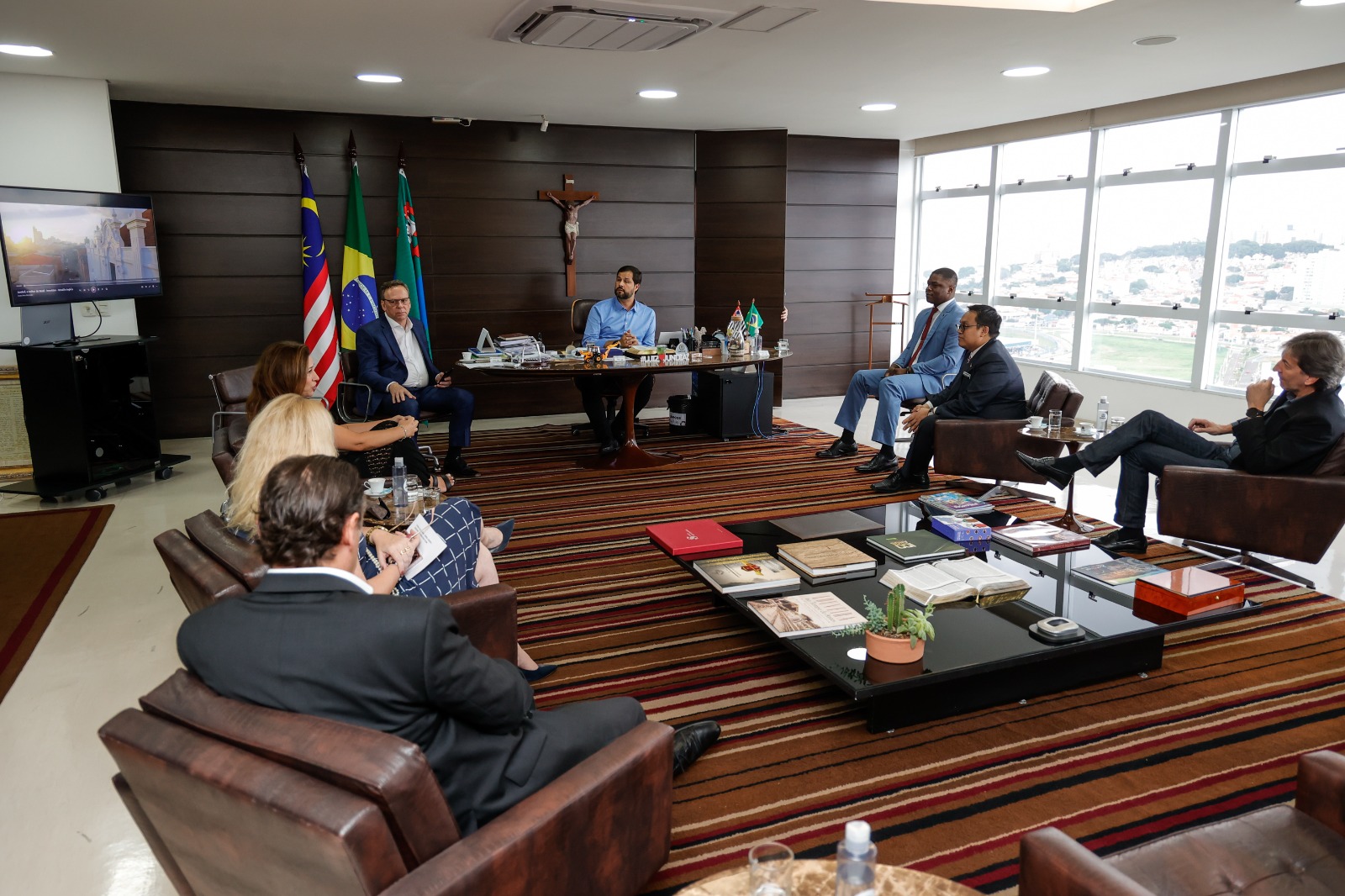 Prefeito recebe a visita do Cônsul da Malásia para encontro de cooperação