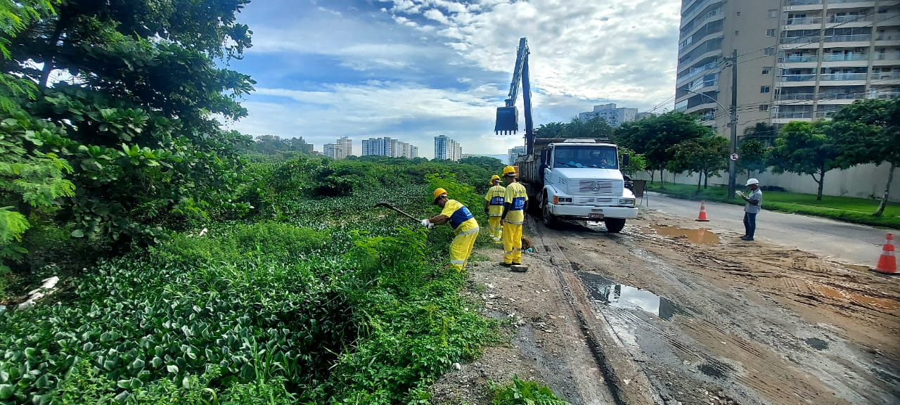 Subprefeitura de Jacarepaguá e Fundação Rio-Águas realizam nova ação de limpeza no Rio Pavuninha - Prefeitura da Cidade do Rio de Janeiro