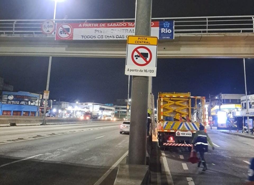 CET-Rio instala sinalização sobre restrição de caminhões na Avenida Brasil - Prefeitura da Cidade do Rio de Janeiro