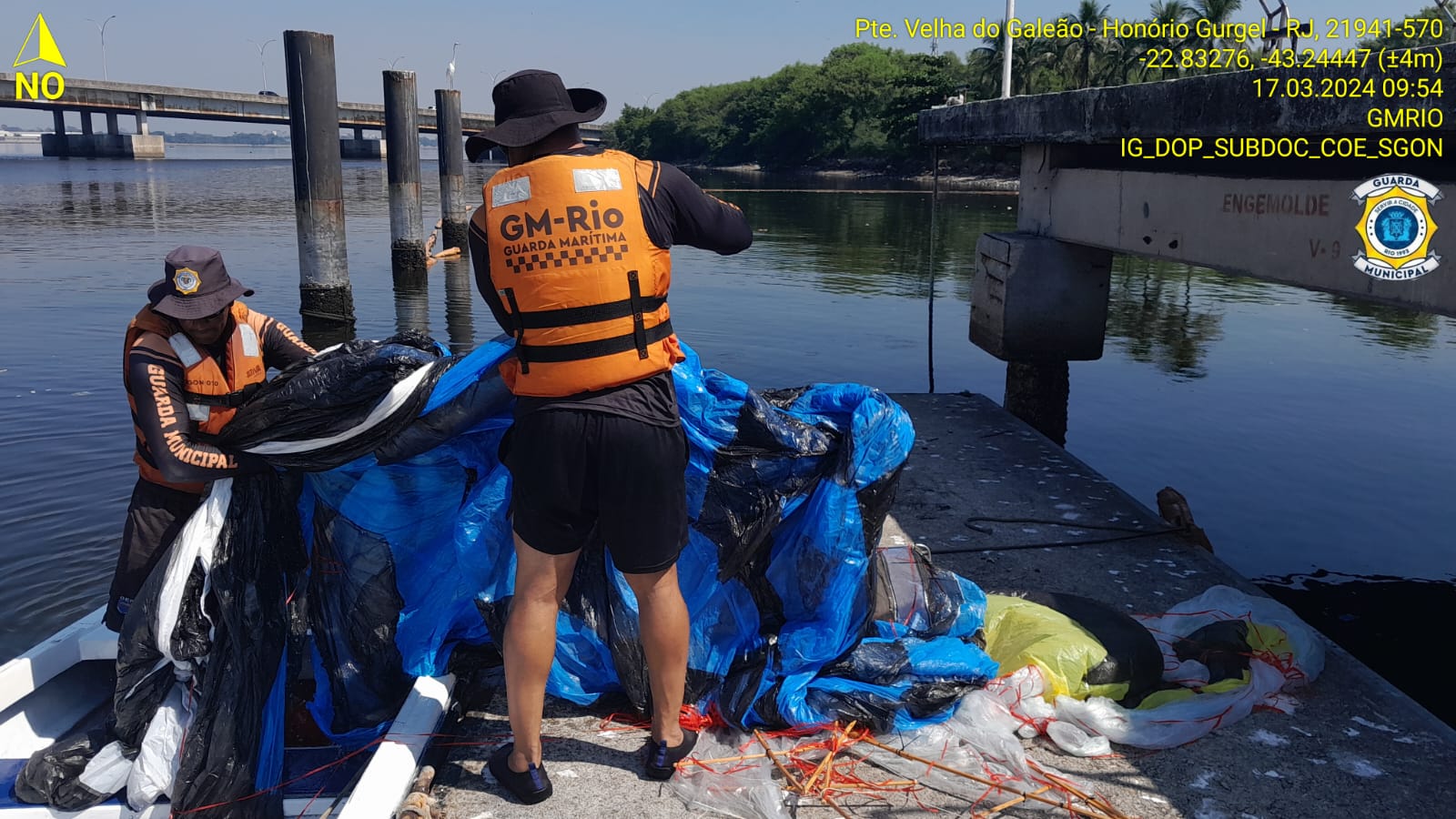 Guardas municipais recolhem balão encontrado na Baía de Guanabara - Prefeitura da Cidade do Rio de Janeiro